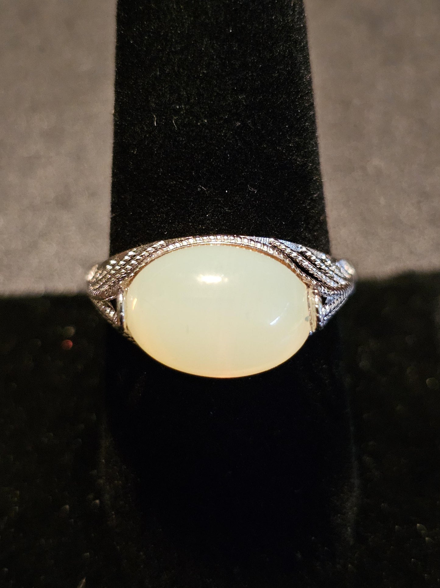 Bague réglable en verre d'uranium, argent sterling neuf avec dessus lisse vintage, pierre ovale en verre d'uranium de couleur opale qui brille sous la lumière noire / UV