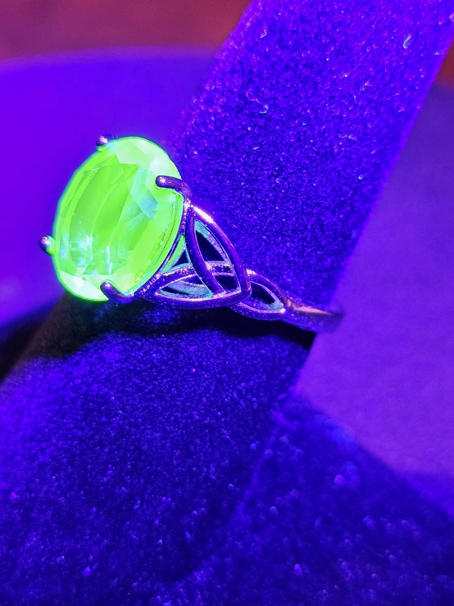 Ring im Stil eines keltischen Knotens im ovalen Uranglasschliff in Größe 6, 7, 8 oder 9. Sterlingsilber mit einem Vintage-Uranglasstein, der unter Schwarzlicht/UV-Licht leuchtet.