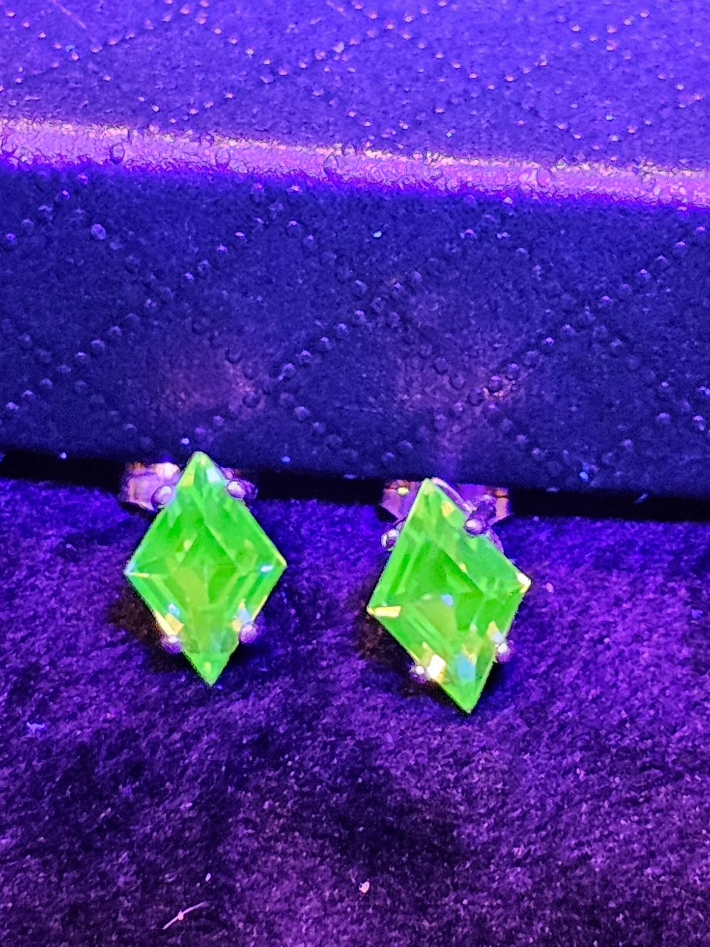 Boucles d'oreilles en verre d'uranium en argent sterling neuf avec pierres en verre d'uranium taille cerf-volant vintage, brille sous la lumière noire/UV