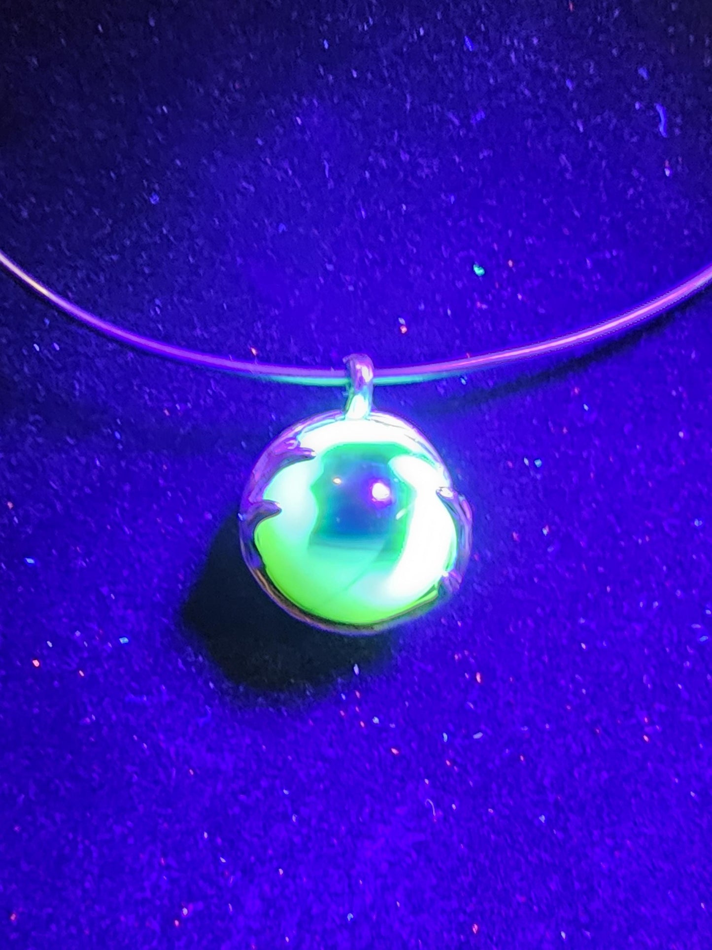 Pendentifs en verre d'uranium en argent sterling neuf avec des billes de verre d'uranium rondes vintage de 14 à 16 mm qui brillent sous la lumière noire / UV