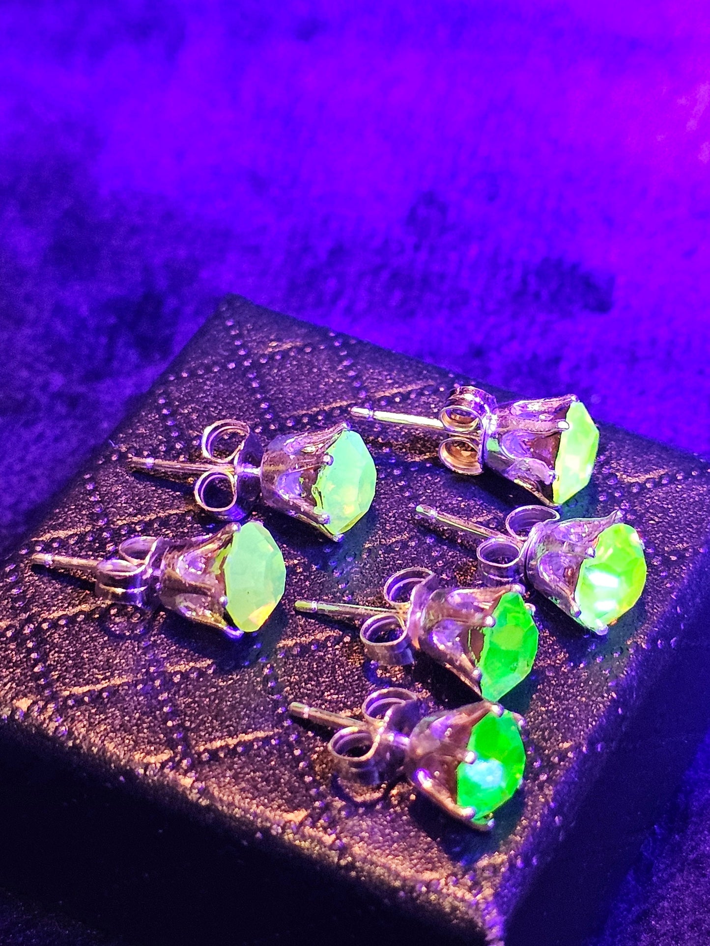 Boucles d'oreilles en verre d'uranium en argent sterling avec de grosses pierres en verre d'uranium vintage, vert jaune ou le rose rare brille sous la lumière noire/UV