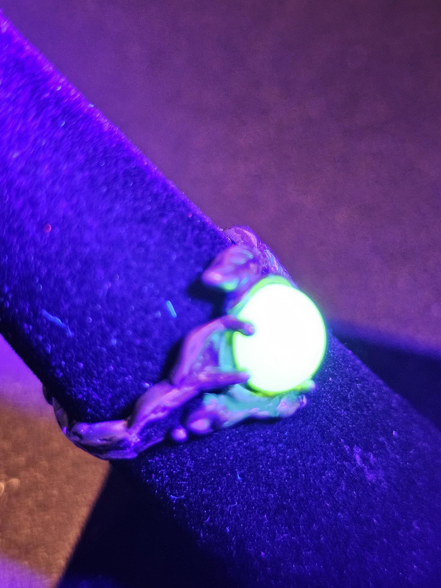 Bague réglable en verre d'uranium en argent sterling avec motif de feuilles et de branches et pierre ronde en verre d'uranium vintage qui brille sous la lumière noire / UV