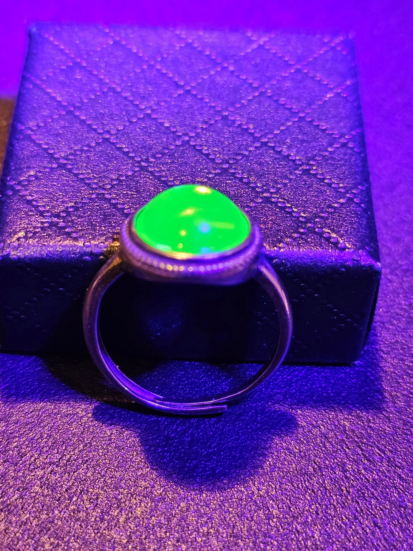 Bague réglable en verre d'uranium, en argent sterling neuf avec pierre de verre d'uranium ronde taillée en cabochon vintage qui brille sous la lumière noire / UV
