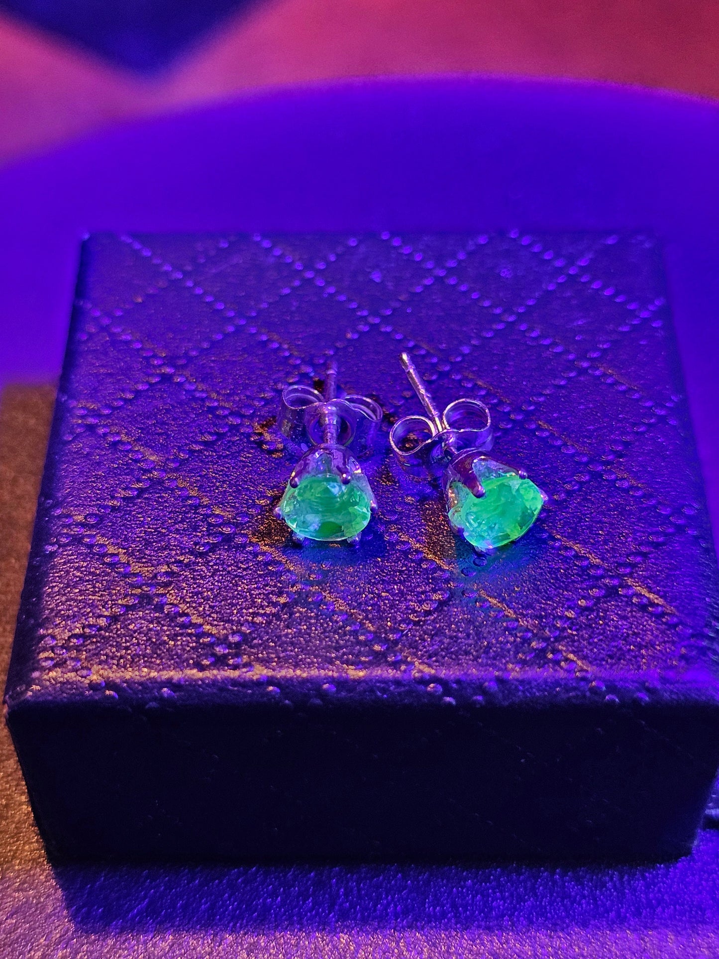 Uranglas-Ohrringe aus neuem Sterlingsilber mit aufgearbeiteten 5 mm rund geschliffenen Uranglassteinen im Vintage-Stil, leuchten unter Schwarz-/UV-Licht