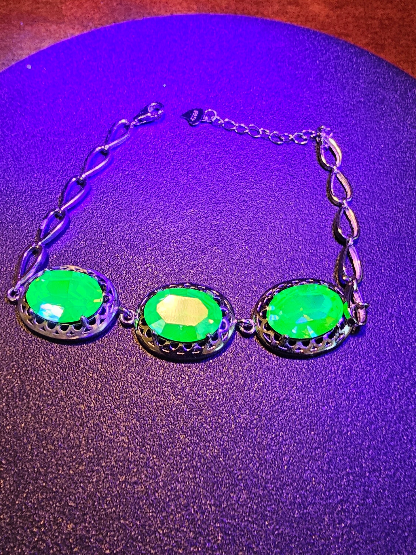 Bracelet en verre d'uranium neuf en argent sterling avec trois pierres ovales en verre d'uranium vintage de 14 x 10 mm qui brillent sous la lumière noire / UV