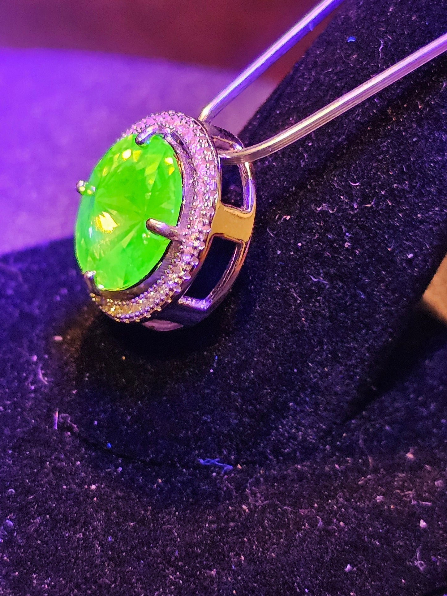 Pendentif en verre d'uranium en argent sterling neuf avec une pierre de verre d'uranium taille ronde vintage de 12 mm qui brille sous la lumière noire / UV