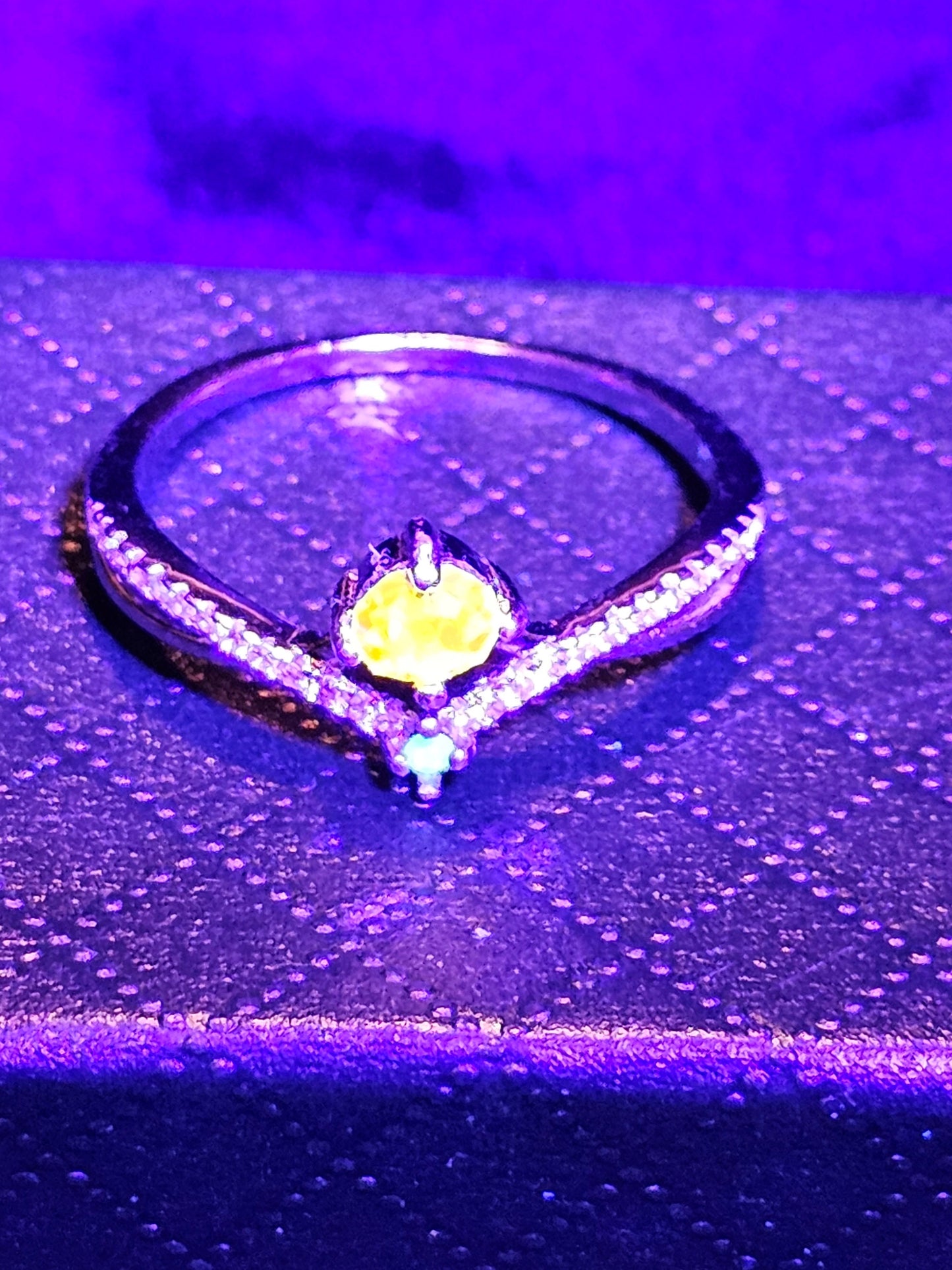 Bague ronde en verre de cadmium et d'uranium, taille 5 à 11, en argent sterling neuf avec pierres qui brillent sous la lumière noire / UV