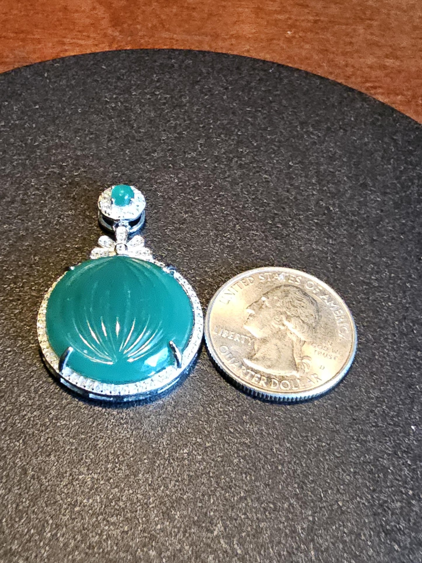 Pendentif en verre d'uranium, nouveau cadre en argent sterling avec un énorme rond en verre d'uranium Art déco vintage de 22 mm qui brille sous la lumière noire / UV