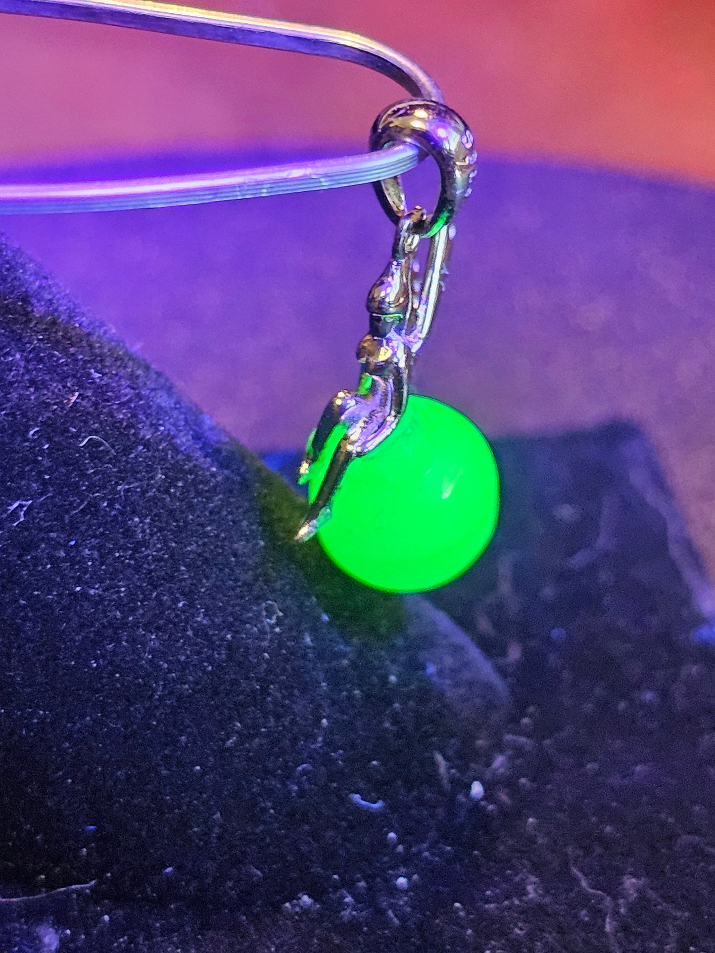Pendentif en verre d'uranium dans un nouveau design de fée en argent sterling avec une perle vintage de 8 mm en verre d'uranium qui brille sous la lumière noire / UV