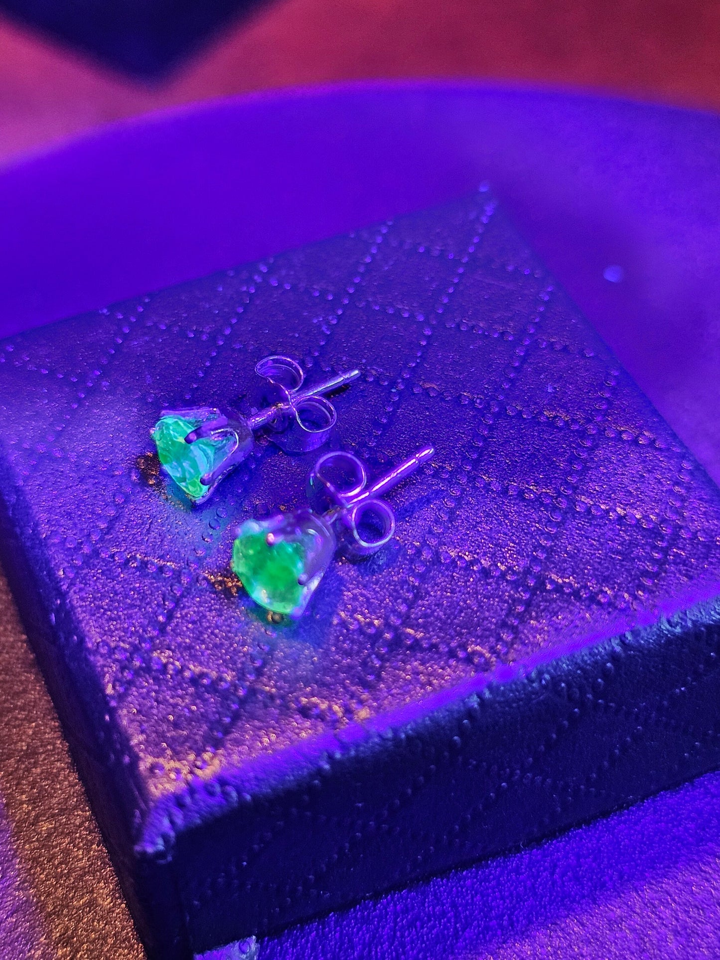 Uranglas-Ohrringe aus neuem Sterlingsilber mit aufgearbeiteten 5 mm rund geschliffenen Uranglassteinen im Vintage-Stil, leuchten unter Schwarz-/UV-Licht