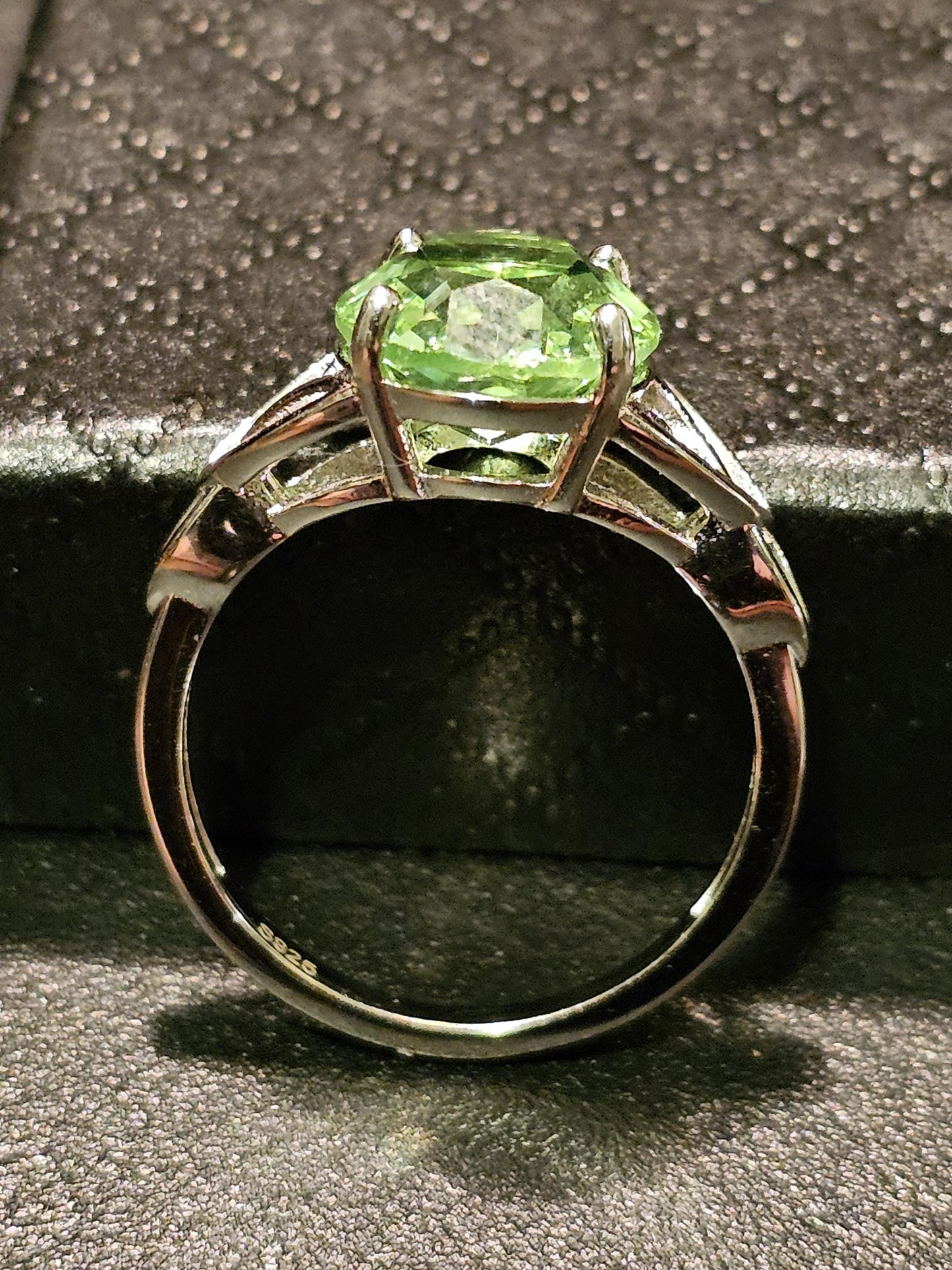 Ring im Stil eines keltischen Knotens im ovalen Uranglasschliff in Größe 6, 7, 8 oder 9. Sterlingsilber mit einem Vintage-Uranglasstein, der unter Schwarzlicht/UV-Licht leuchtet.
