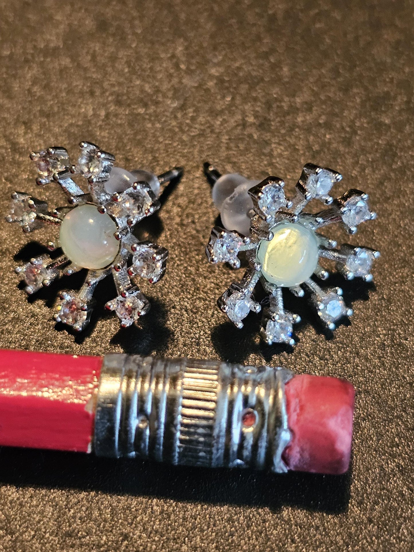 Boucles d'oreilles en verre d'uranium de style flocon de neige en argent sterling neuf avec des pierres en verre d'uranium de taille ronde vintage qui brillent sous la lumière noire/UV
