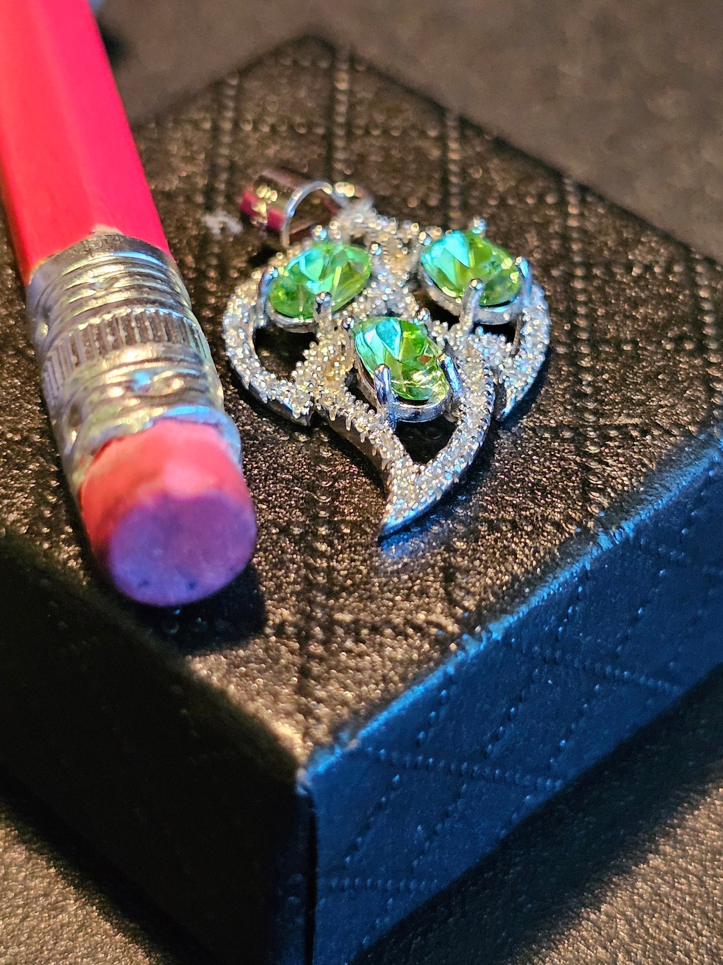 Pendentif en verre d'uranium neuf en argent sterling avec trois pierres en verre d'uranium vintage de taille ovale de 6 x 4 mm qui brillent sous la lumière noire / UV