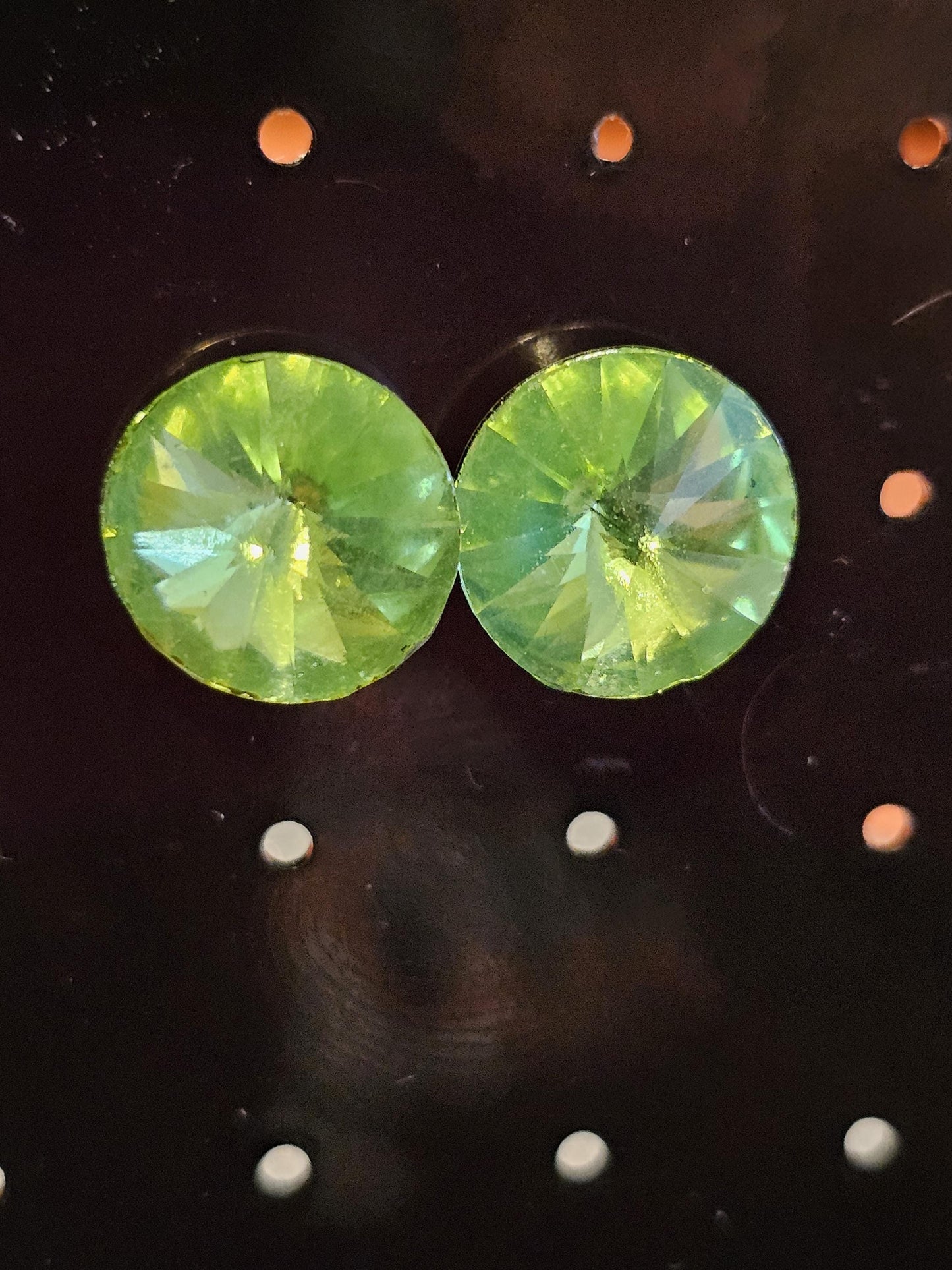 Boucles d'oreilles en verre d'uranium en argent sterling neuf avec pierres en verre d'uranium taille ronde Rivolis vintage de 12 mm, qui brillent sous la lumière noire/UV