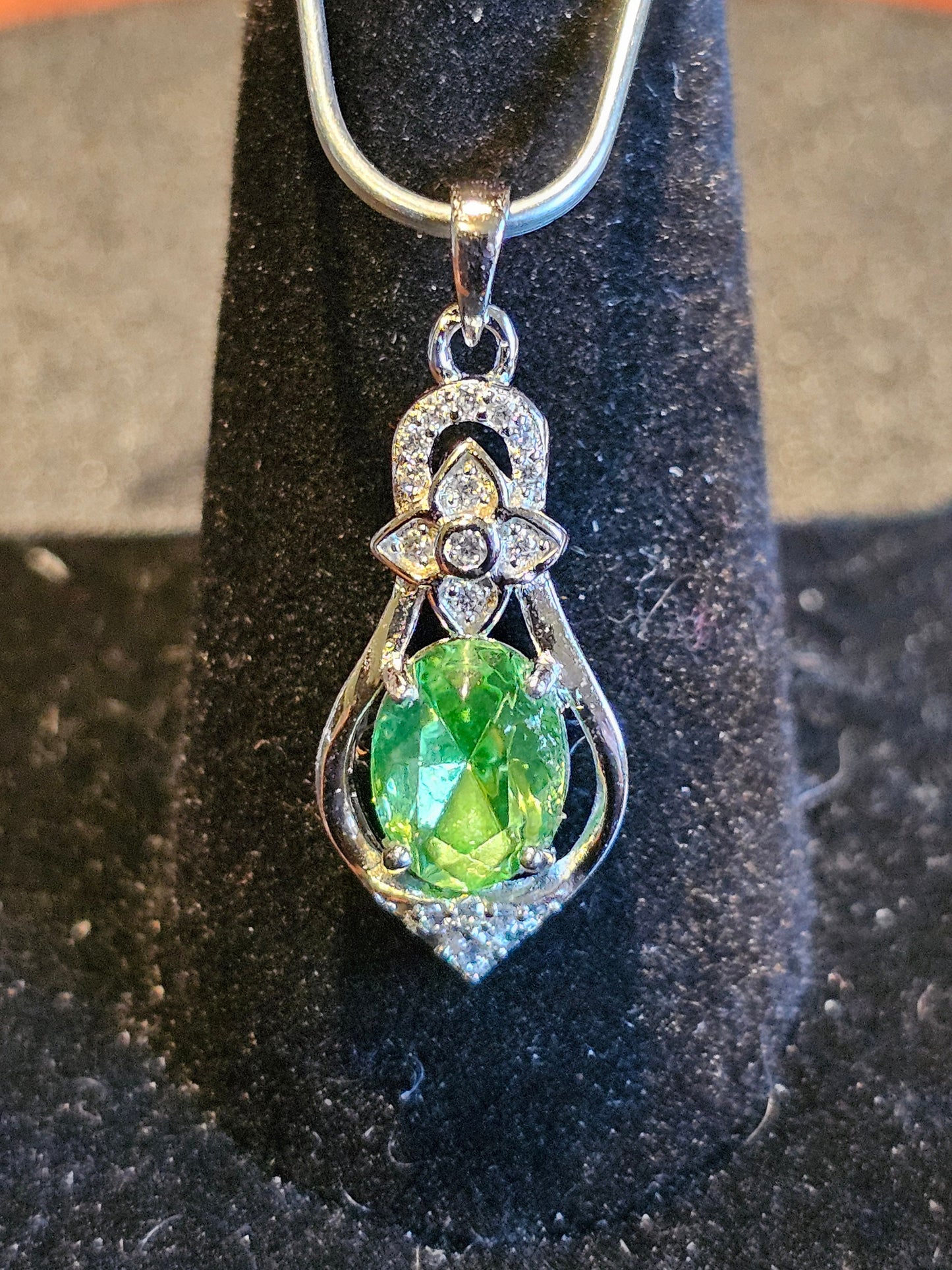 Pendentif en verre d'uranium neuf en argent sterling avec une pierre de verre d'uranium vintage de taille ovale 8x6 ou 10x8 mm brille sous la lumière noire / UV