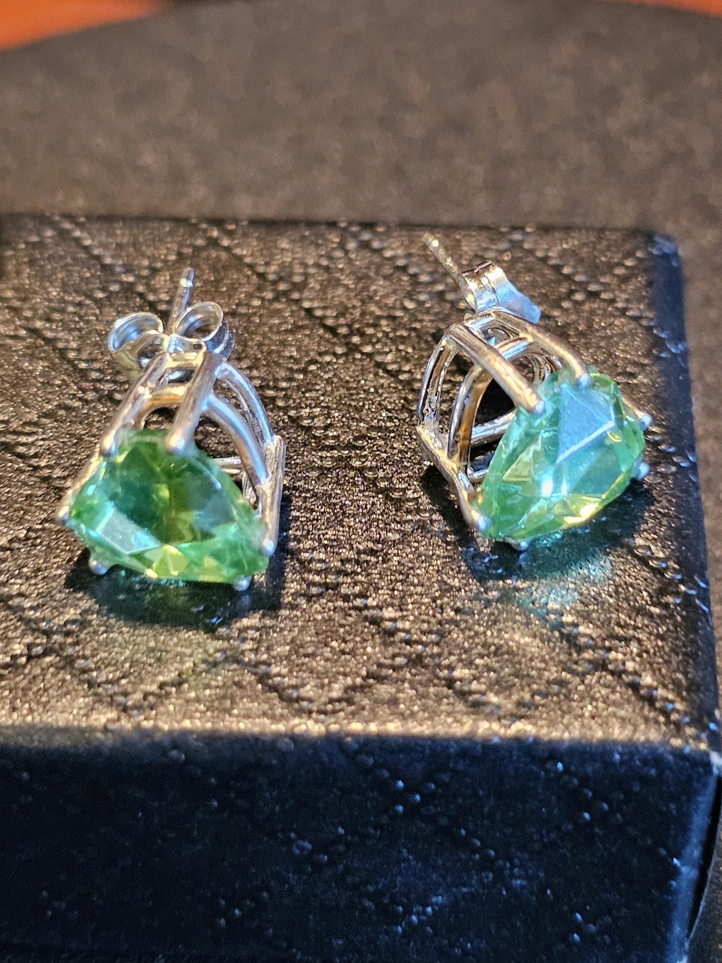 Boucles d'oreilles en verre d'uranium, en argent sterling neuf avec de grandes pierres en verre d'uranium taille cœur vintage de 10 x 9 mm, qui brillent sous la lumière noire/UV