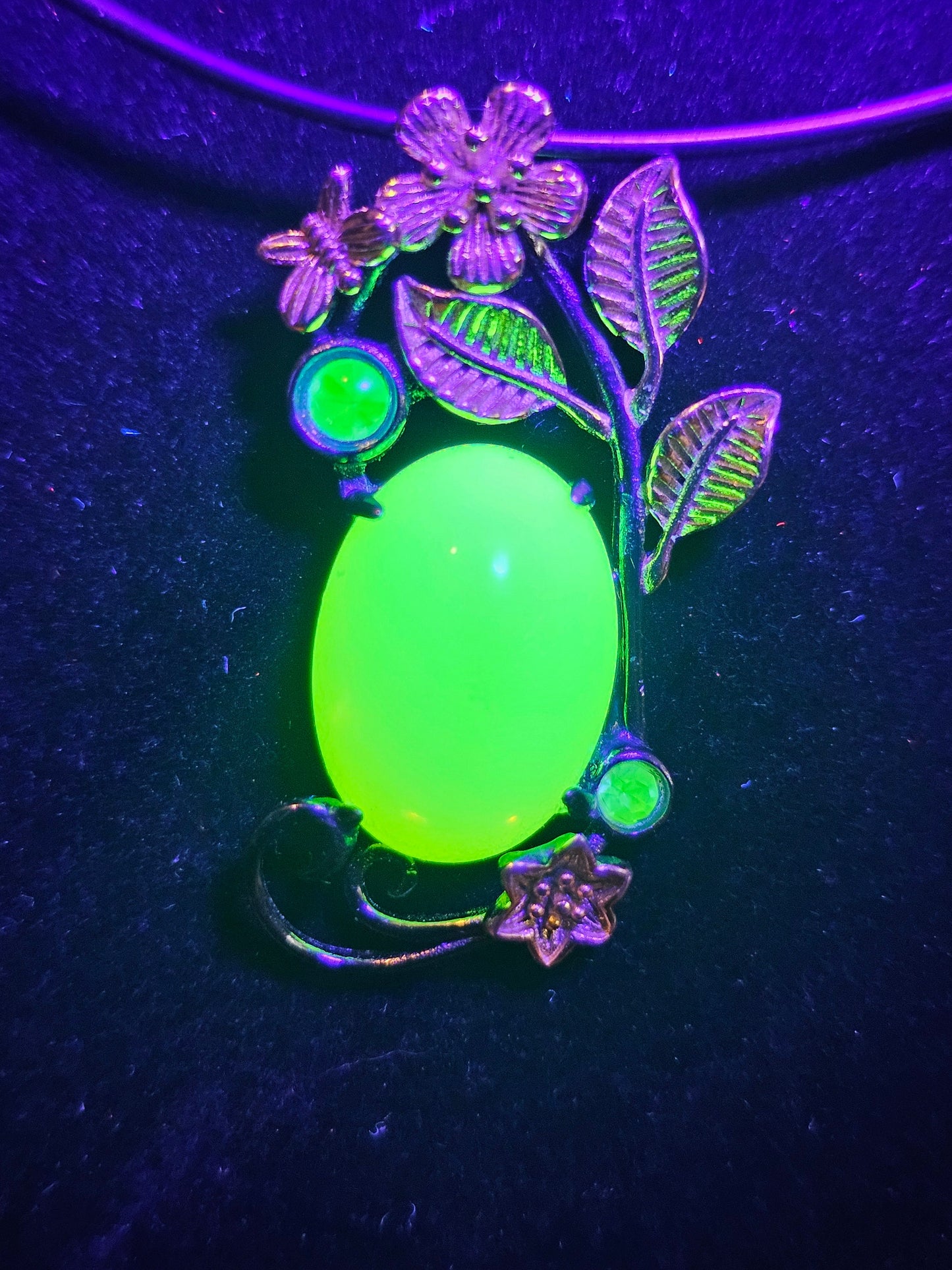 Pendentif en verre d'uranium, magnifique nouveau cadre en argent sterling avec une grande pierre de verre d'uranium vintage 18x13 qui brille sous la lumière noire / UV