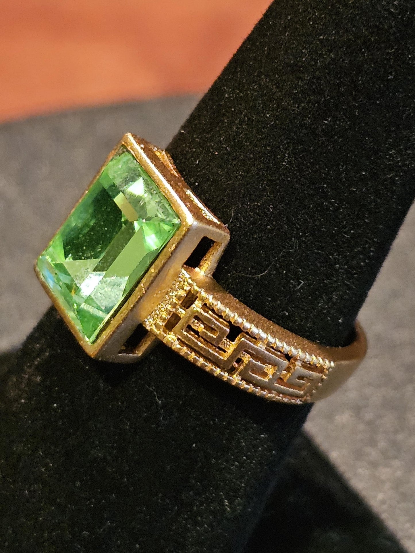 Bague réglable en verre d'uranium avec lunette montée grande pierre rectangulaire vintage en verre d'uranium de 10 x 8 mm qui brille sous la lumière noire / UV