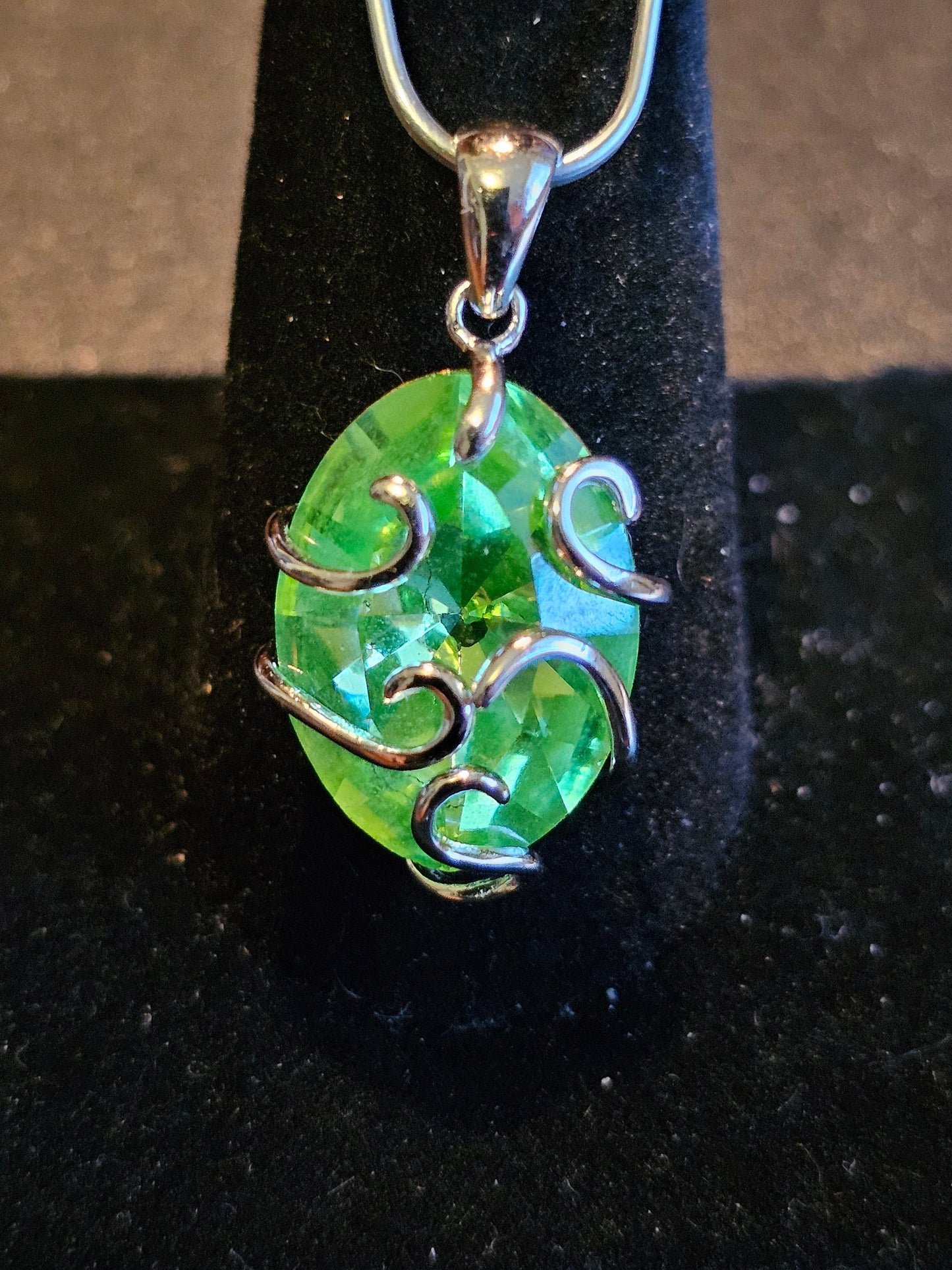 Pendentif en verre d'uranium en argent sterling neuf avec une pierre de verre d'uranium taille ovale vintage de 18 x 13 mm qui brille sous la lumière noire / UV
