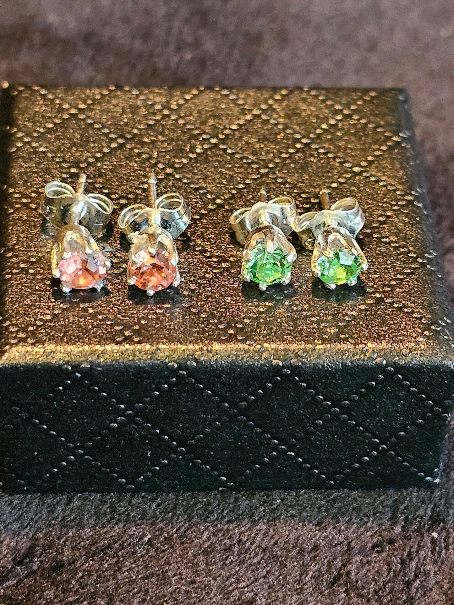 Boucles d'oreilles en verre d'uranium en argent sterling neuf avec des pierres en verre d'uranium vintage vert jaune ou rose rares, brillent sous la lumière noire/UV