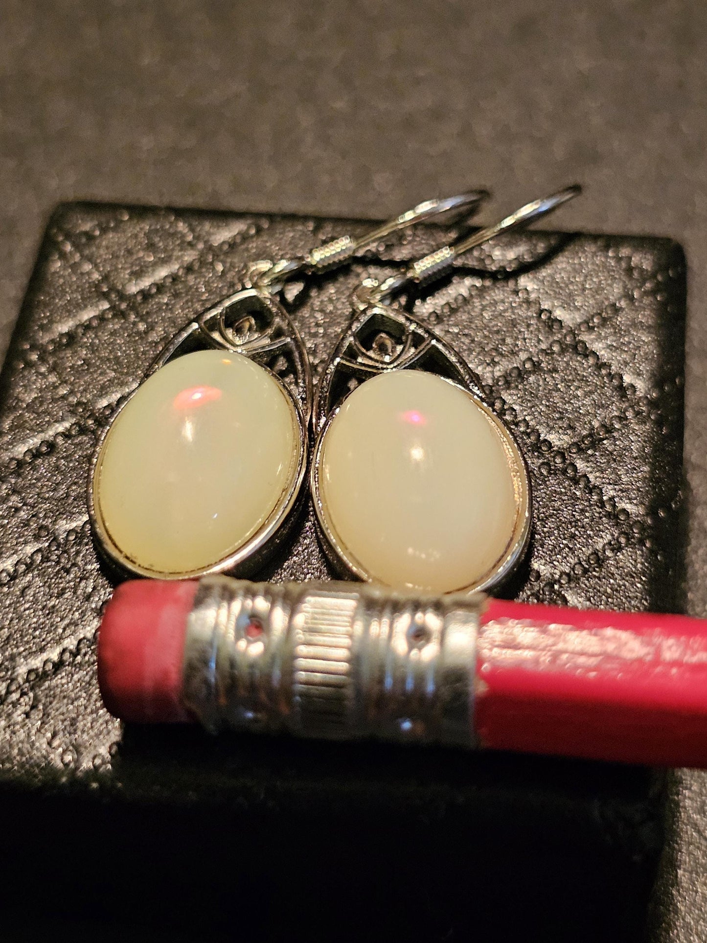 Boucles d'oreilles en verre d'uranium en argent sterling neuf avec pierres en verre d'uranium taille ovale vintage qui brillent sous la lumière noire/UV