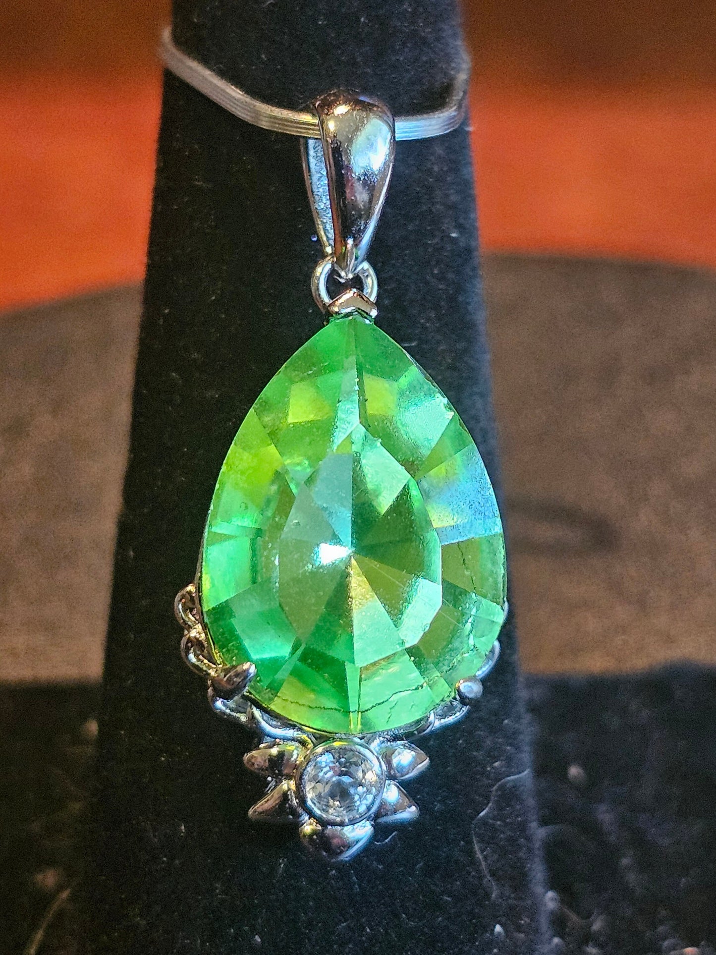 Pendentif en verre d'uranium en argent sterling neuf avec une grande pierre de verre d'uranium vintage taille poire de 18 x 13 mm qui brille sous la lumière noire / UV