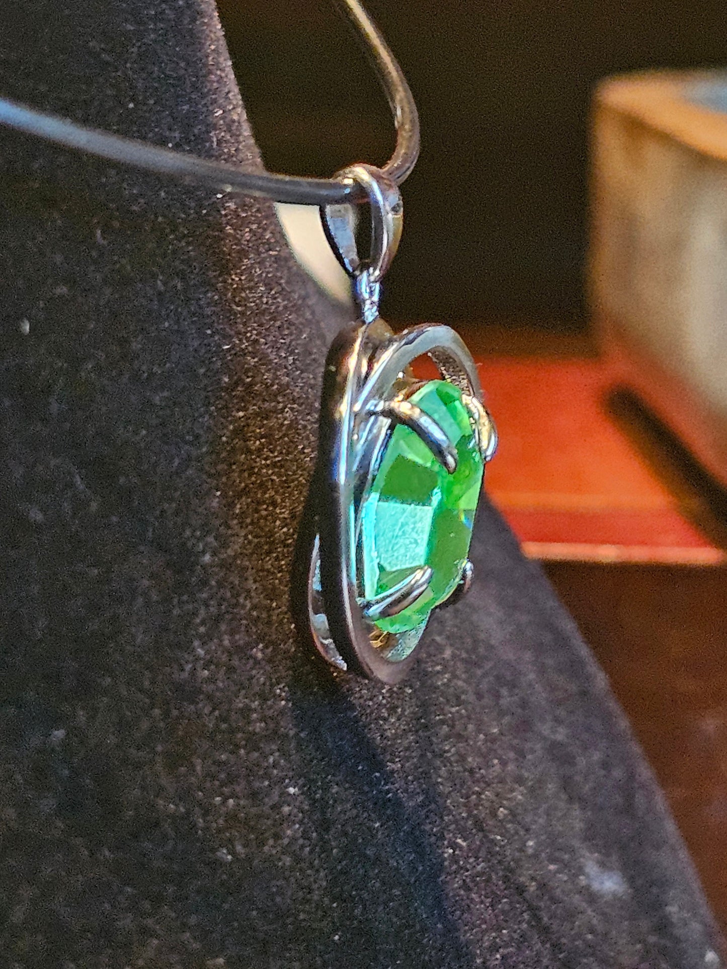 Pendentif en verre d'uranium en argent sterling de style Infinity avec pierre de verre d'uranium ovale vintage de 14 x 10 mm qui brille sous la lumière noire / UV