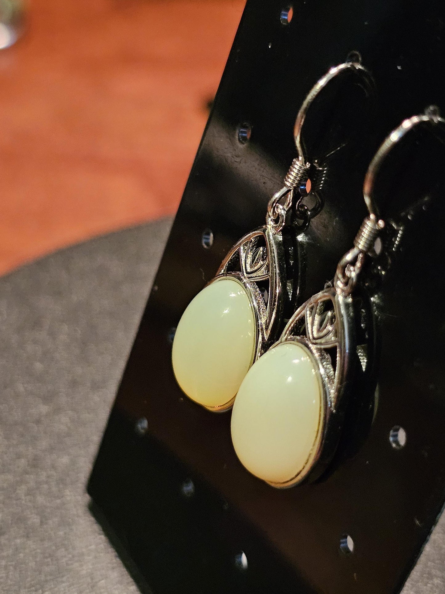 Boucles d'oreilles en verre d'uranium en argent sterling neuf avec pierres en verre d'uranium taille ovale vintage qui brillent sous la lumière noire/UV