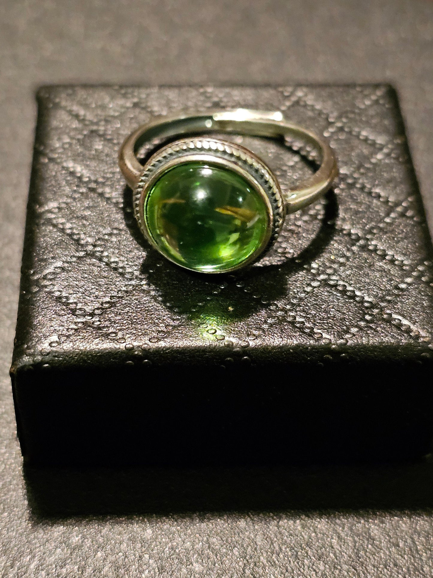Bague réglable en verre d'uranium, en argent sterling neuf avec pierre de verre d'uranium ronde taillée en cabochon vintage qui brille sous la lumière noire / UV
