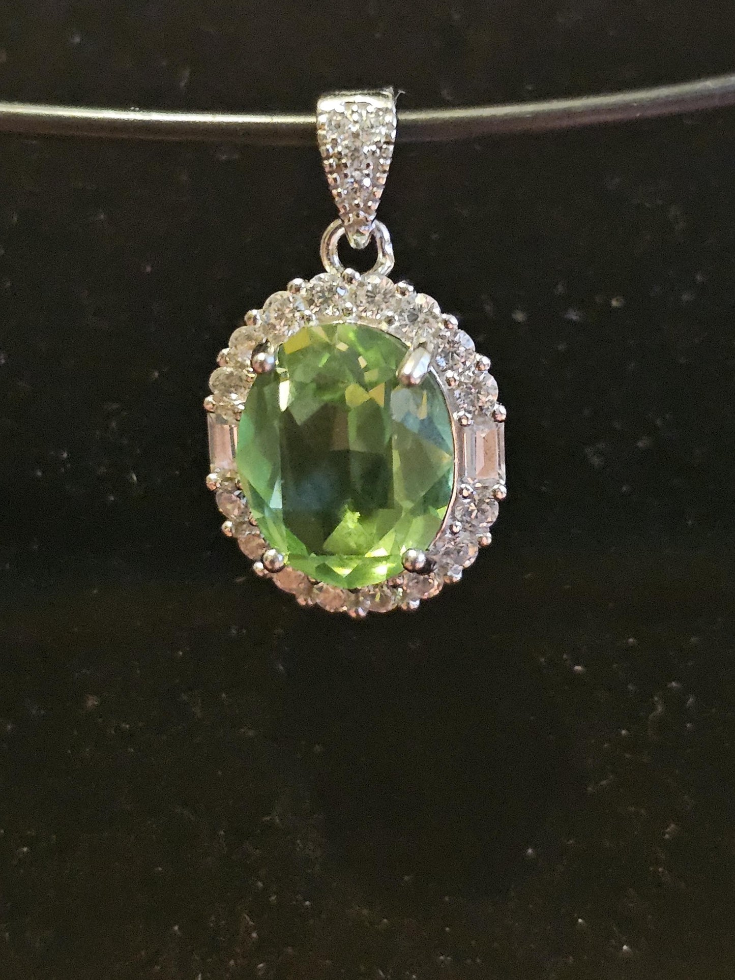 Pendentif en verre d'uranium dans un nouveau cadre en argent sterling avec une pierre de verre d'uranium taille ovale vintage de 10 x 8 mm qui brille sous la lumière noire / UV