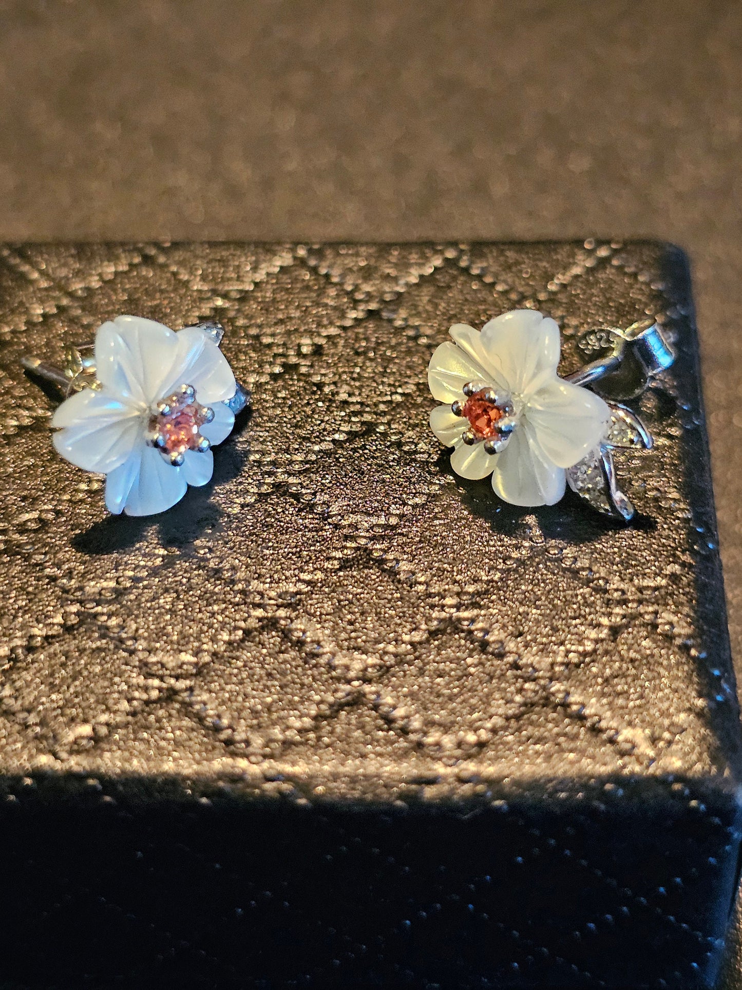 Boucles d'oreilles en verre d'uranium en argent sterling, motif floral avec pierres en verre d'uranium rose vintage, brille sous la lumière noire/UV