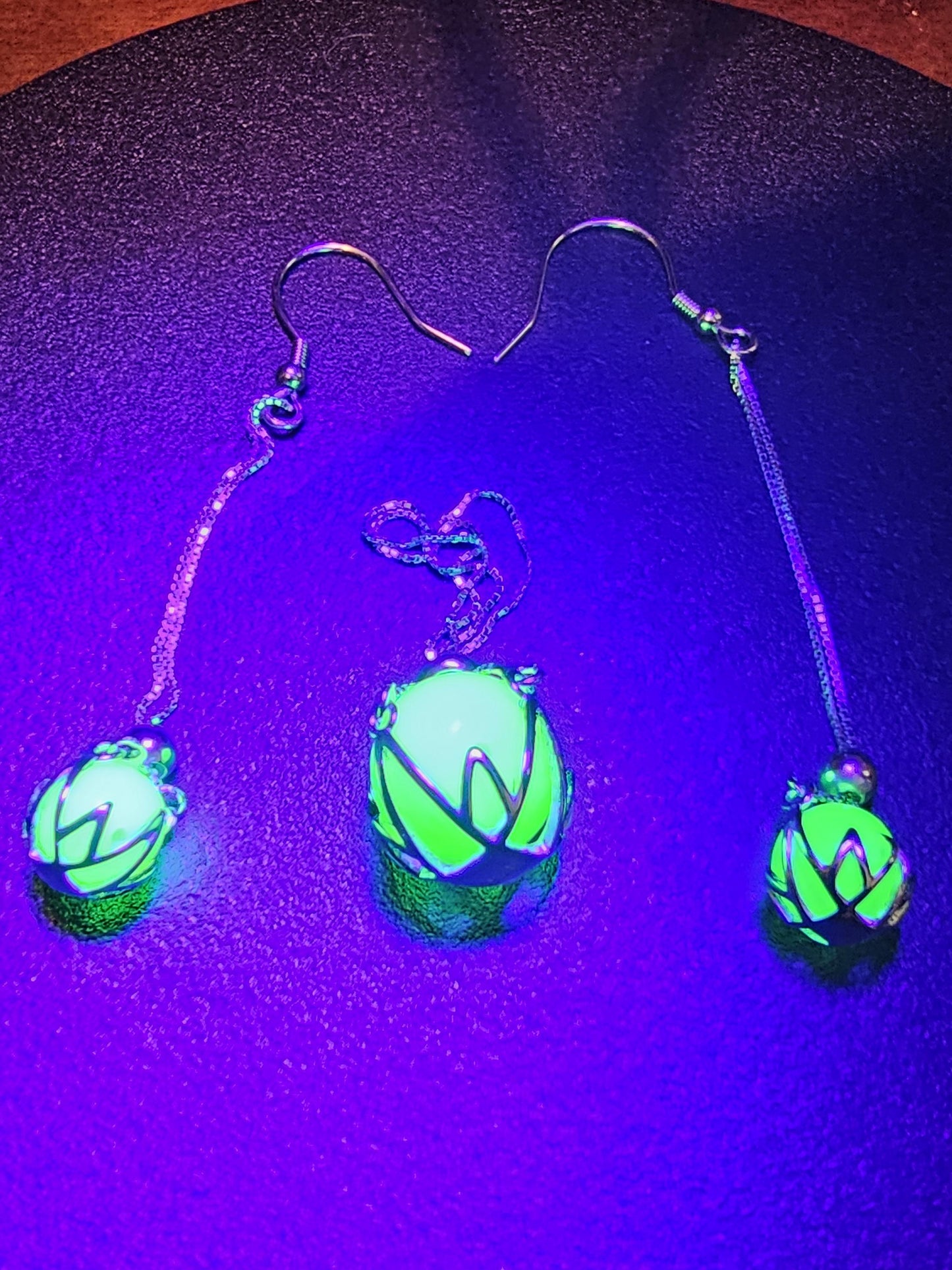 Pendentif et boucles d'oreilles en verre d'uranium dans un nouveau style de pendentif en argent sterling avec des perles de verre d'uranium vintage qui brillent sous la lumière noire / UV