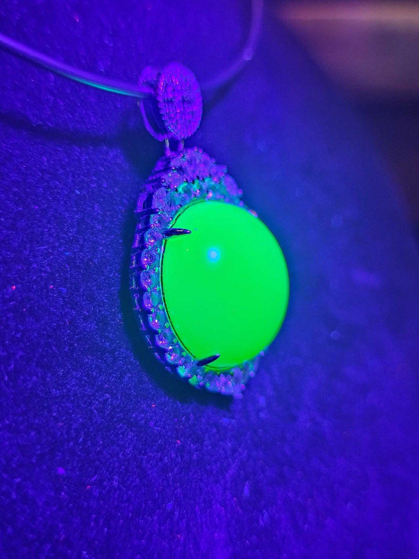Pendentif en verre d'uranium neuf en argent sterling avec une grande pierre de verre d'uranium vintage de 18 mm à taille ronde cabochon qui brille sous la lumière noire / UV