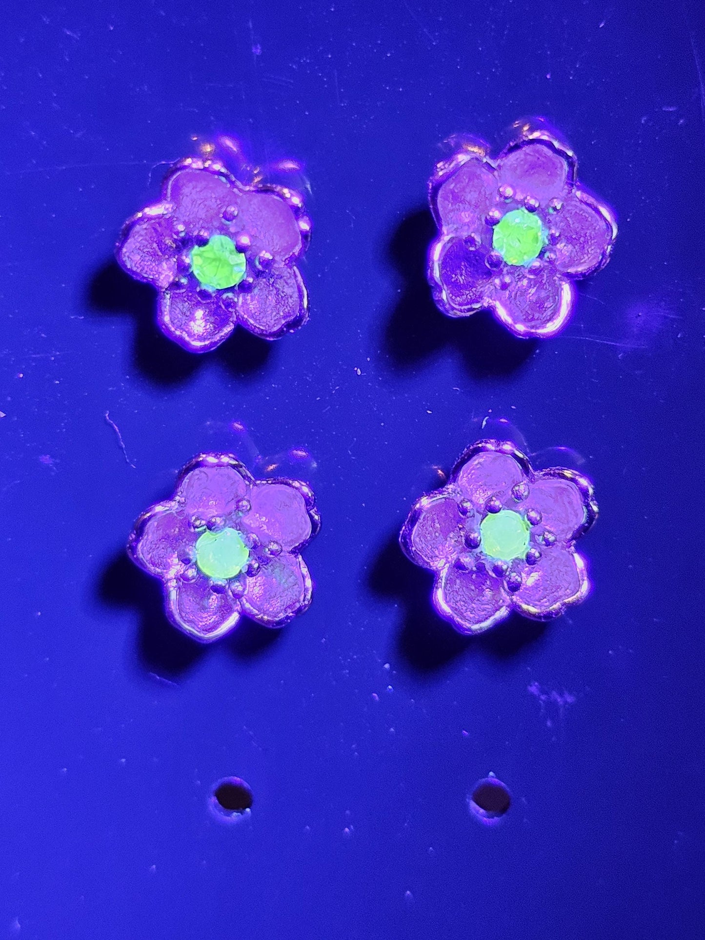 Boucles d'oreilles en verre d'uranium en argent sterling avec un nouveau design de fleur avec des pierres rondes en verre d'uranium jaune vintage de 2 mm qui brillent sous la lumière noire/UV