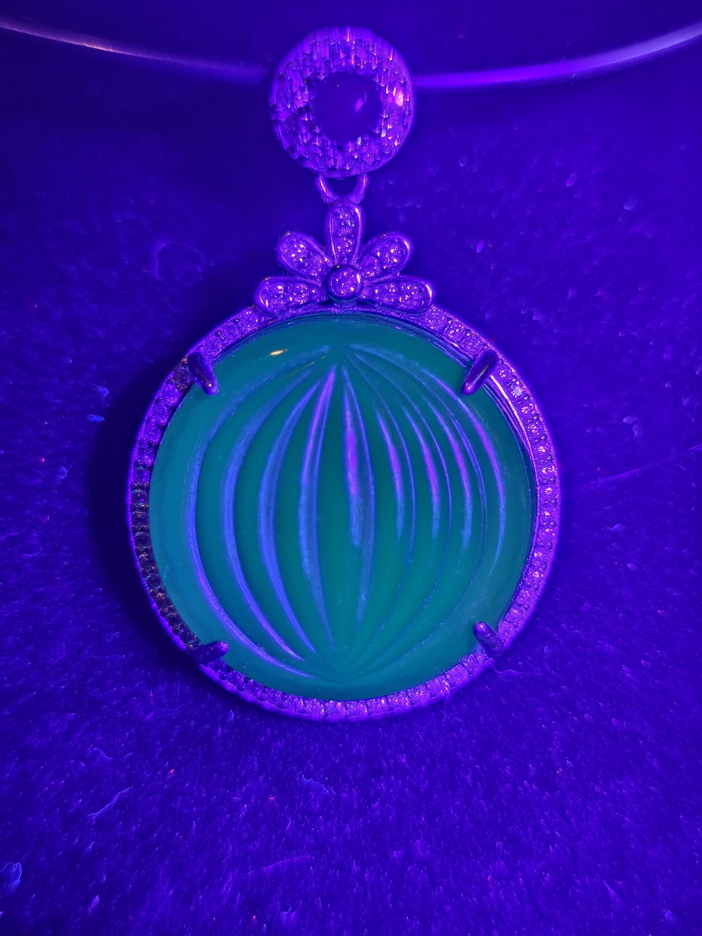 Pendentif en verre d'uranium, nouveau cadre en argent sterling avec un énorme rond en verre d'uranium Art déco vintage de 22 mm qui brille sous la lumière noire / UV