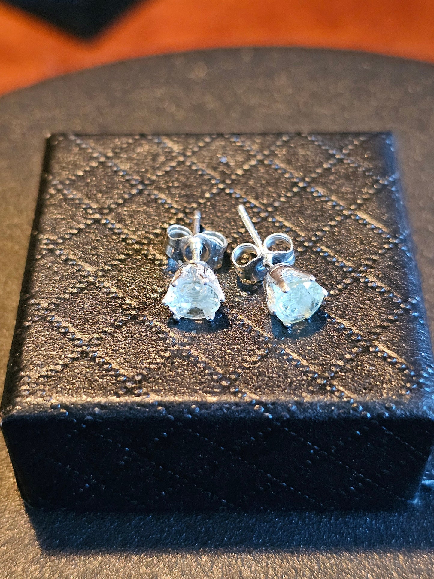 Uranglas-Ohrringe aus neuem Sterlingsilber mit aufgearbeiteten 5 mm rund geschliffenen Uranglassteinen im Vintage-Stil, leuchten unter Schwarz-/UV-Licht
