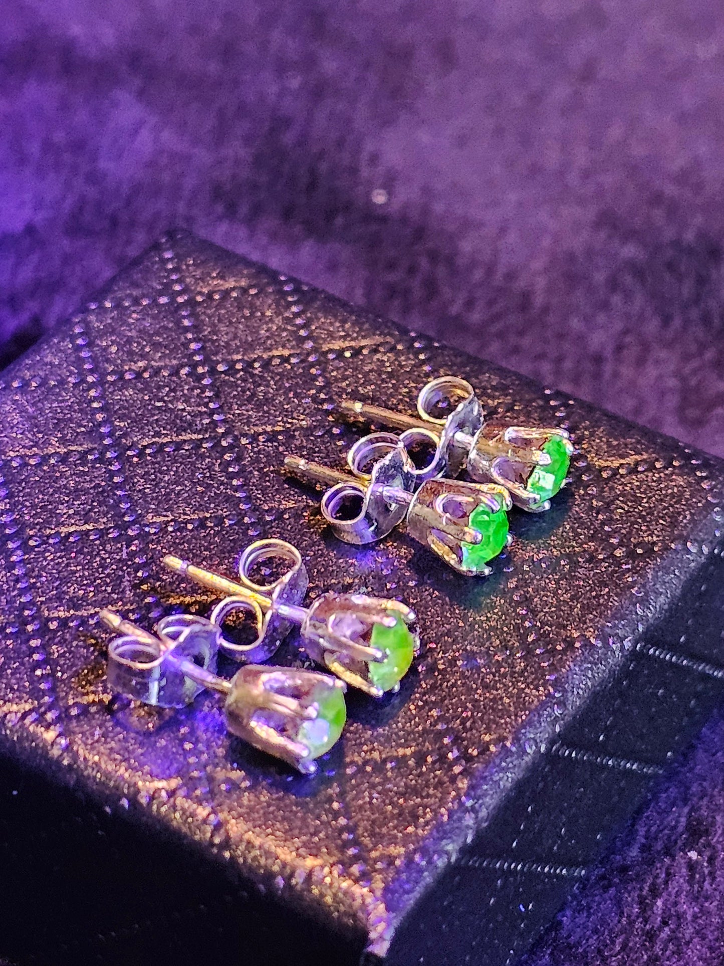 Boucles d'oreilles en verre d'uranium en argent sterling neuf avec des pierres en verre d'uranium vintage vert jaune ou rose rares, brillent sous la lumière noire/UV