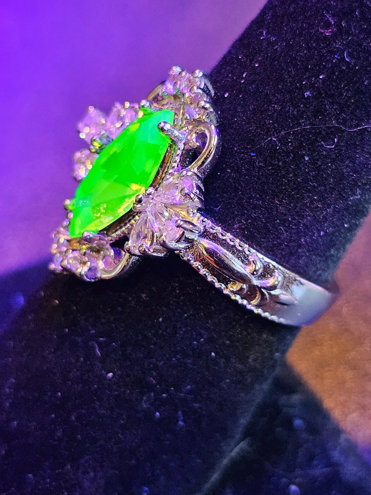 Bague en verre d'uranium taille marquise style Fleur de Lis en argent sterling neuf avec une pierre en verre d'uranium vintage qui brille sous la lumière noire / UV