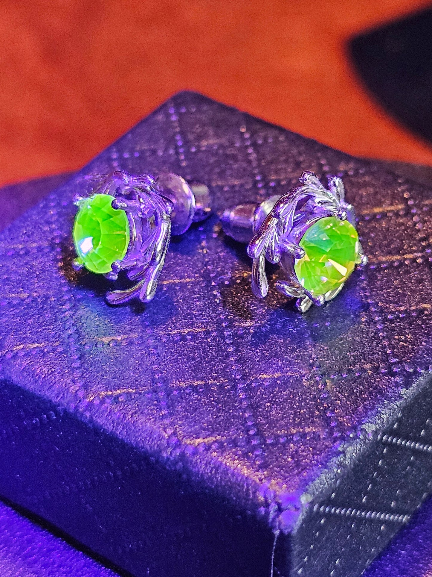 Boucles d'oreilles en verre d'uranium en argent sterling neuf avec pierres de verre d'uranium rose rares de taille ronde vintage de 6 mm qui brillent sous la lumière noire/UV