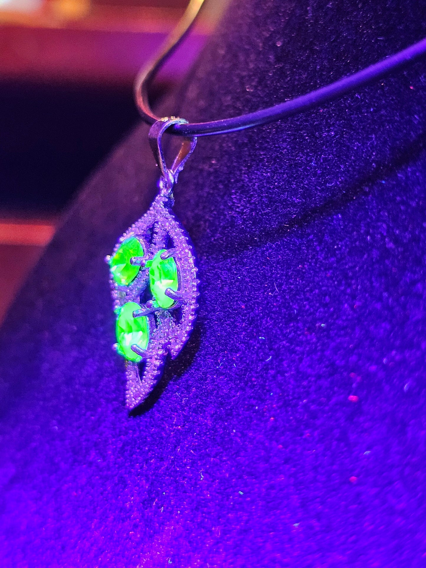 Pendentif en verre d'uranium neuf en argent sterling avec trois pierres en verre d'uranium vintage de taille ovale de 6 x 4 mm qui brillent sous la lumière noire / UV