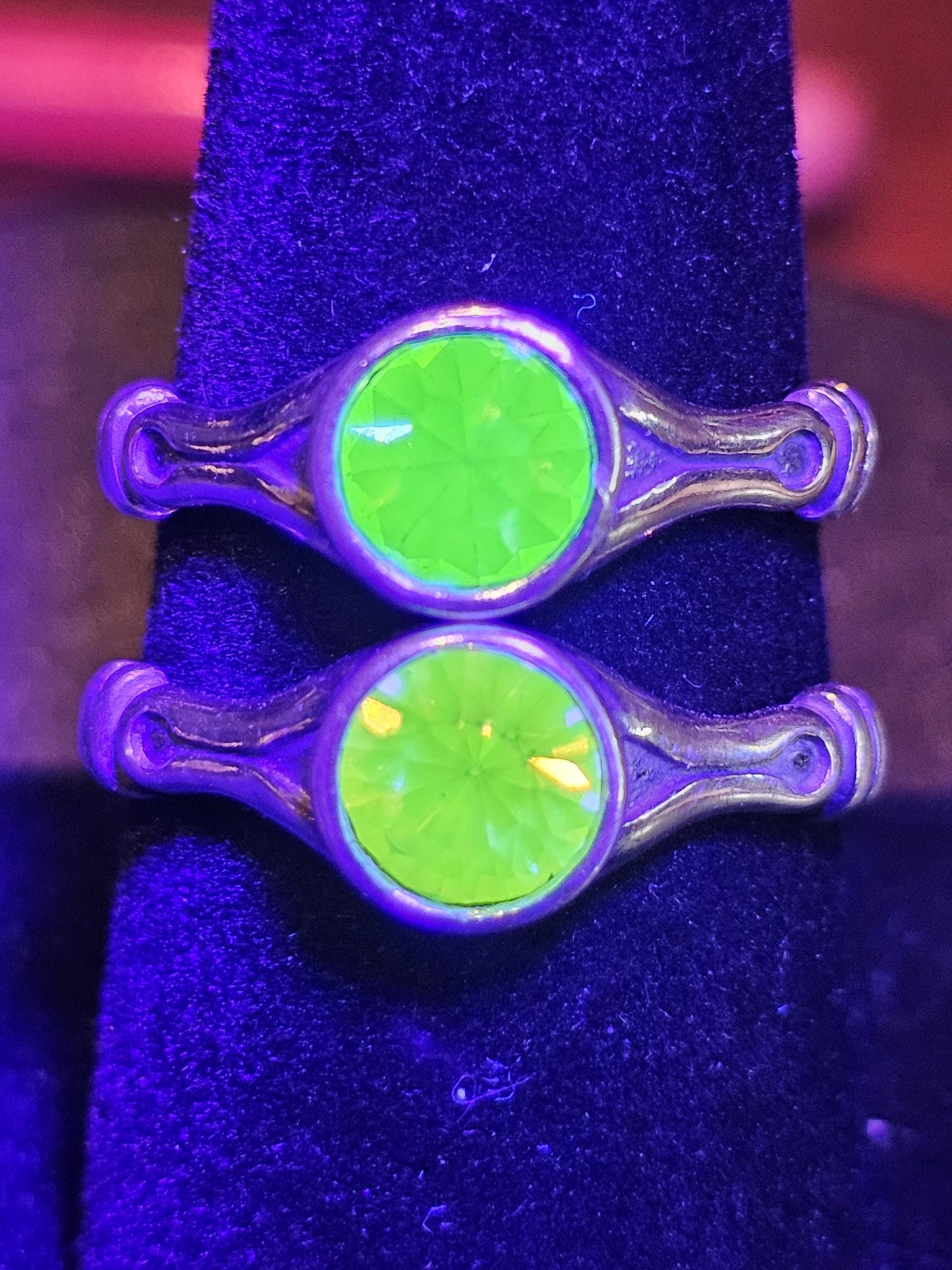 Bague réglable en verre d'uranium, en argent sterling neuf, avec une pierre de verre d'uranium verte ou rose vintage de 6 mm qui brille sous la lumière noire