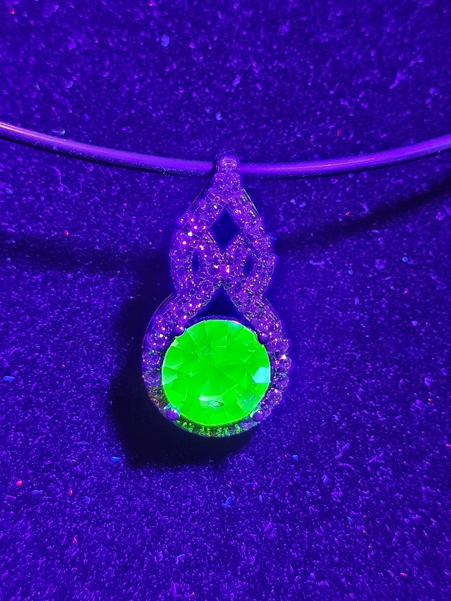 Pendentif en verre d'uranium dans un nouveau cadre en argent sterling avec une pierre de verre d'uranium taille ronde vintage de 9 ou 8 mm qui brille sous la lumière noire / UV