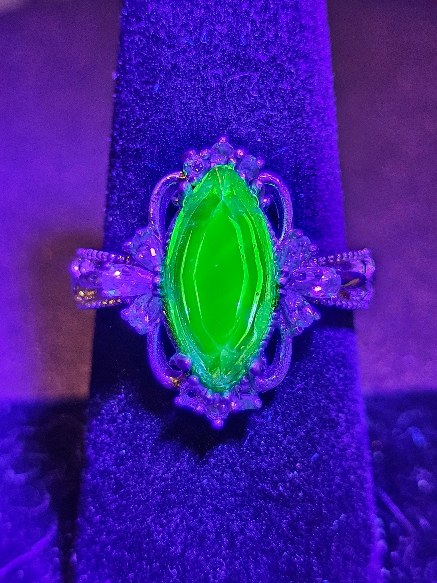 Bague en verre d'uranium taille marquise toutes tailles style Fleur de Lis argent sterling vintage pierre de verre d'uranium qui brille sous la lumière noire / UV