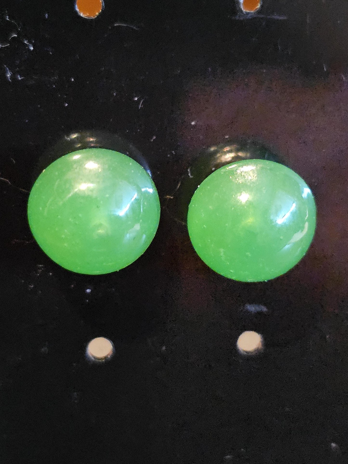 Boucles d'oreilles en verre d'uranium en argent sterling neuf avec pierres en verre d'uranium vert foncé vintage de 9 mm à taille ronde, qui brillent sous la lumière noire/UV