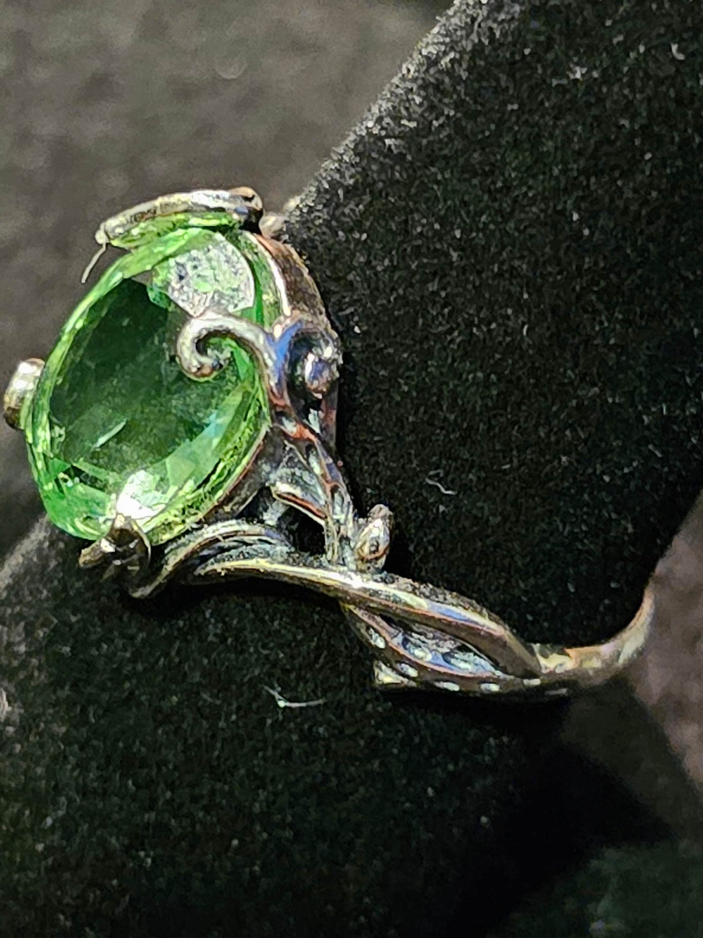 Bague réglable en verre d'uranium en argent sterling avec une grande pierre ovale en verre d'uranium vintage de taille ovale qui brille sous la lumière noire / UV