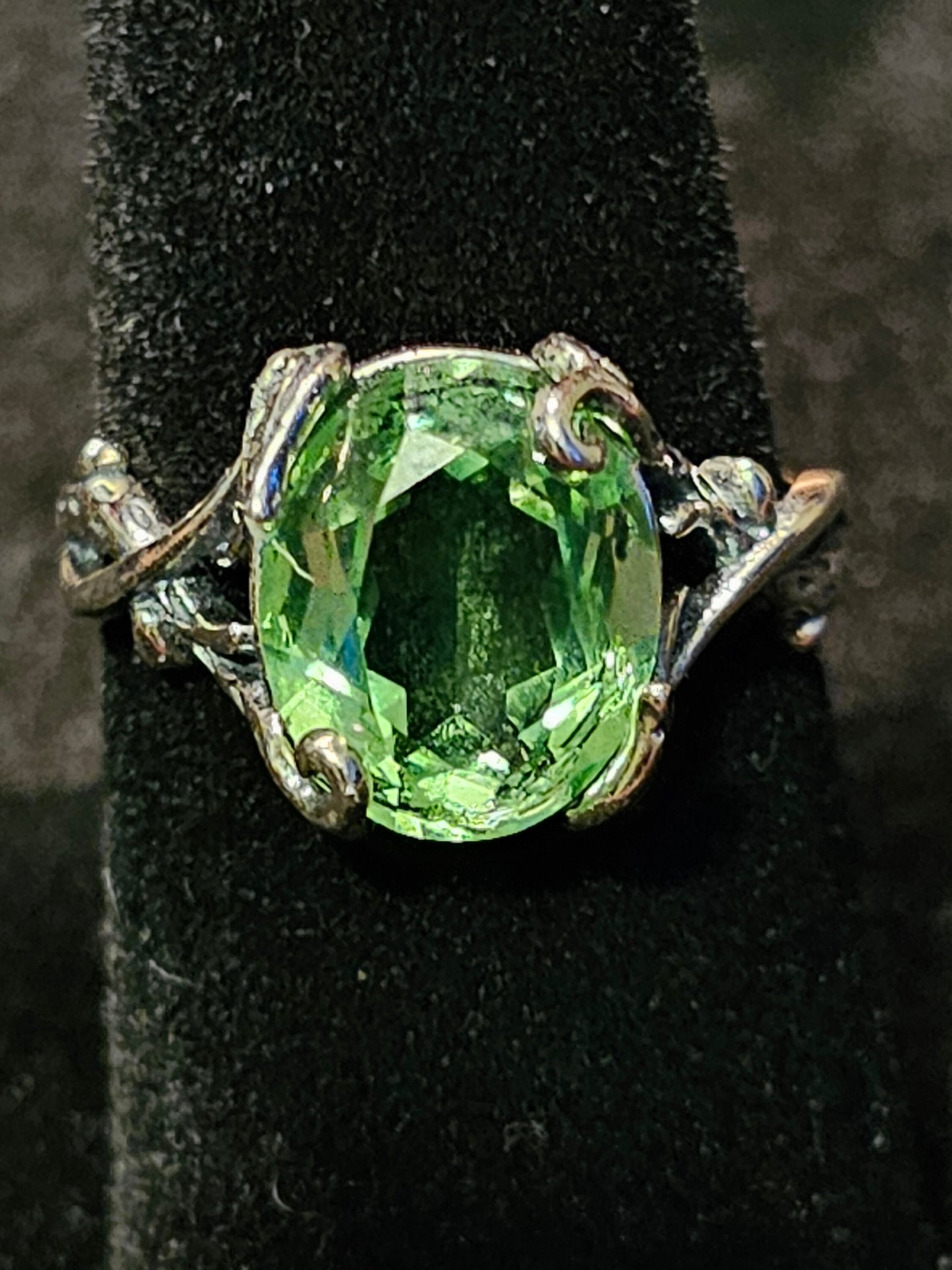 Bague réglable en verre d'uranium en argent sterling avec une grande pierre ovale en verre d'uranium vintage de taille ovale qui brille sous la lumière noire / UV