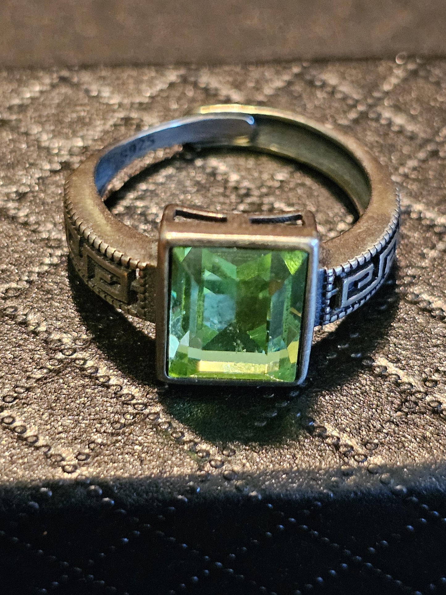 Bague réglable en verre d'uranium avec lunette montée grande pierre rectangulaire vintage en verre d'uranium de 10 x 8 mm qui brille sous la lumière noire / UV