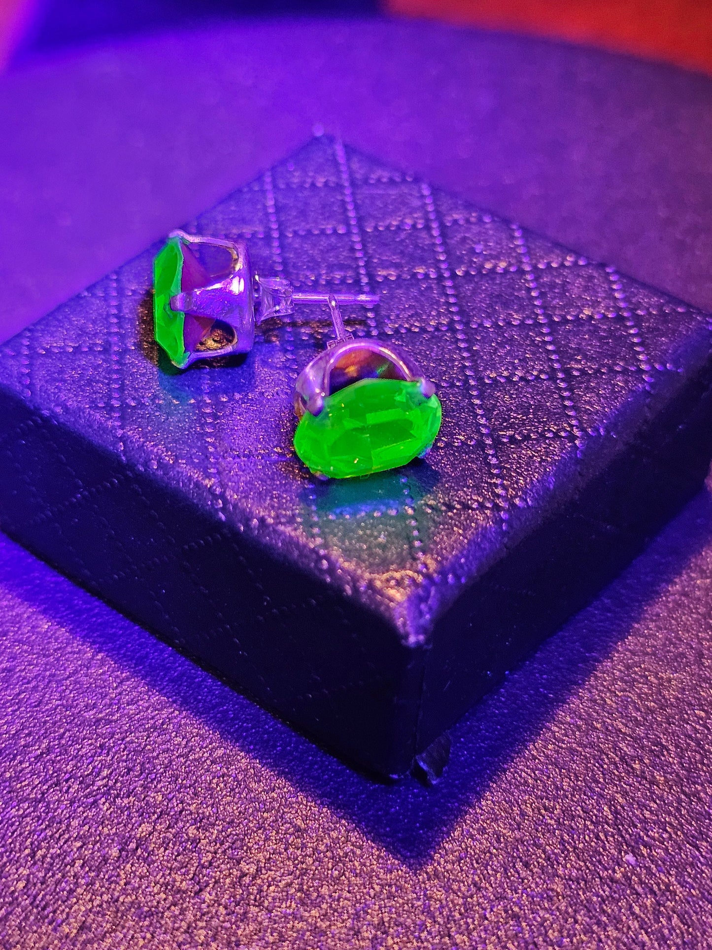 Boucles d'oreilles en verre d'uranium en argent sterling avec pierres en verre d'uranium taille ovale vintage qui brillent sous la lumière noire/UV