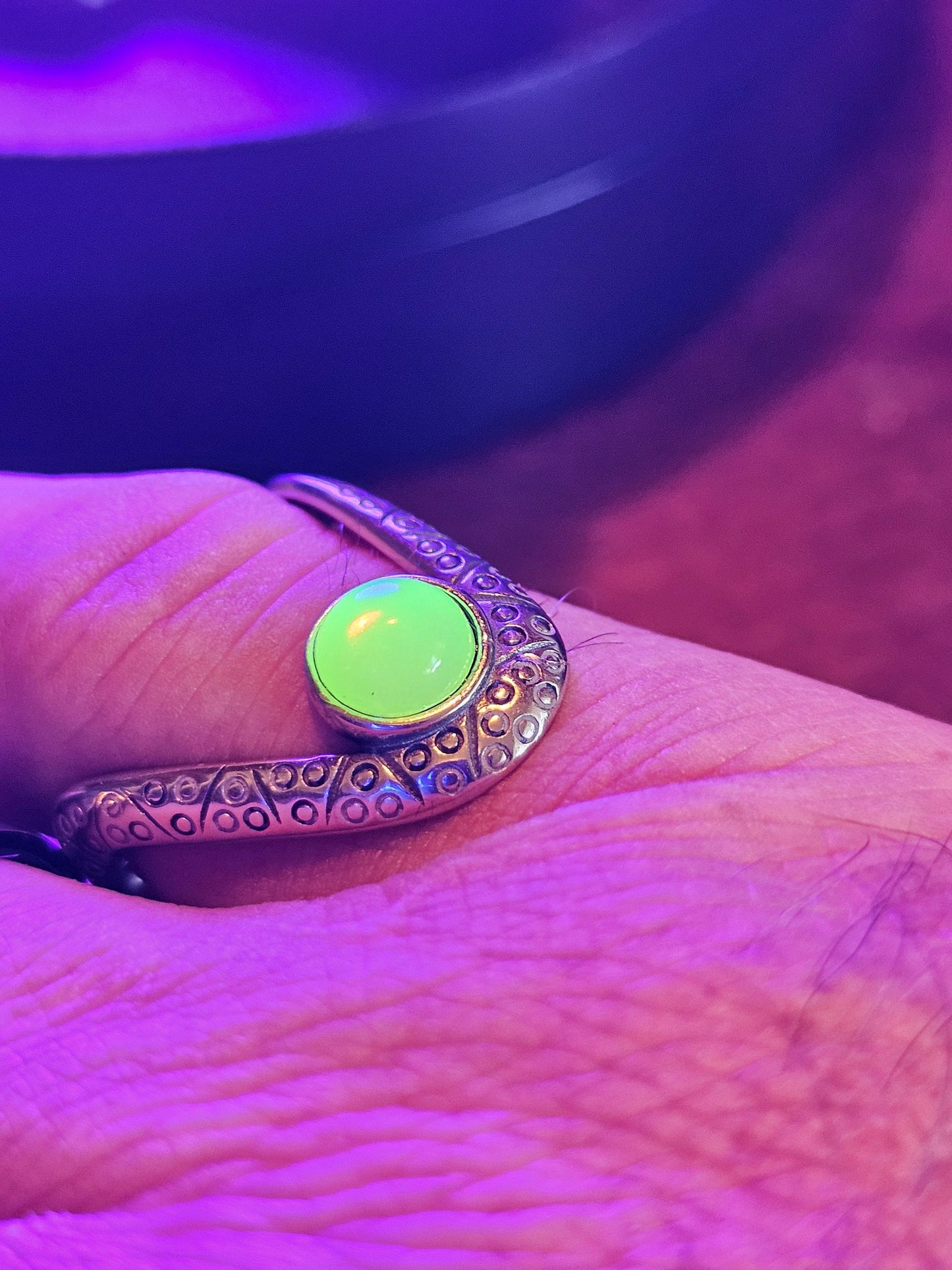 Verstellbarer Ring aus Uranglas in neuem Sterlingsilber, sehr einzigartiges Design mit einem Vintage-Uranglasstein, der unter Schwarzlicht/UV-Licht leuchtet