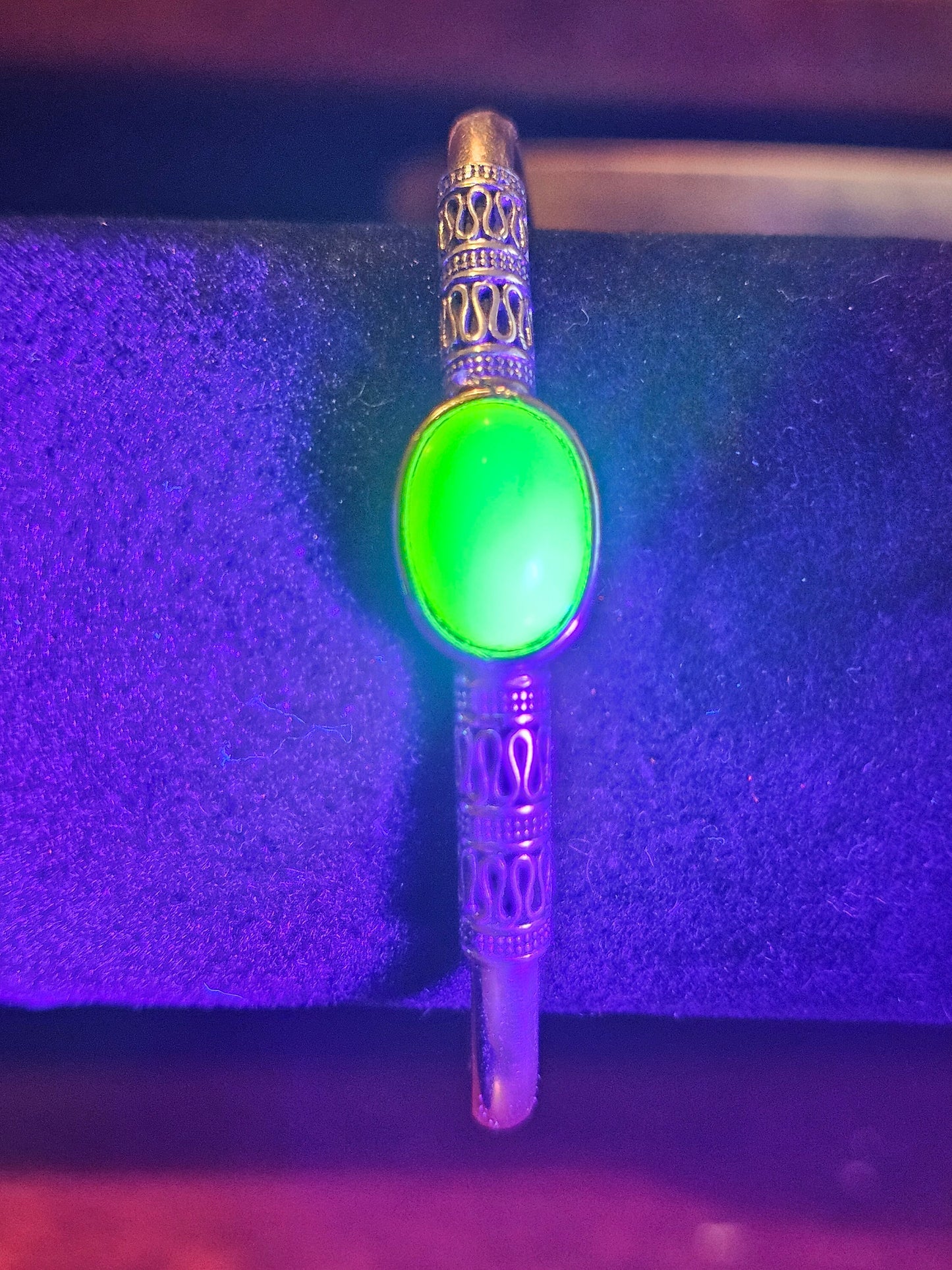 Bracelet en verre d'uranium en argent sterling massif neuf et avec une pierre ovale en verre d'uranium vintage 14x10 qui brille sous la lumière noire / UV